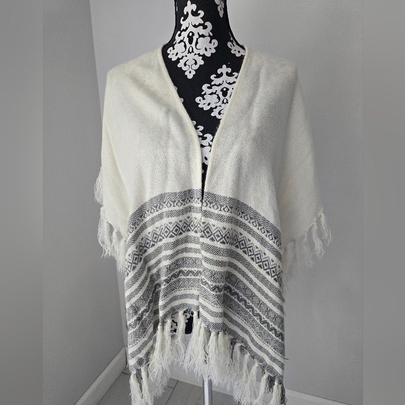 Cream and Gray Patterned Fringe Shawl Size OS - Picture 2 of 11